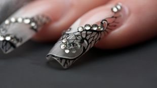 Дизайн гелевых ногтей, прозрачный френч с черными узорами и стразами