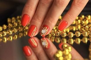 Красный дизайн ногтей, алый маникюр с золотым узором на выпускной