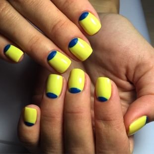 Летний маникюр на коротких ногтях, желтый лунный маникюр с синими лунками