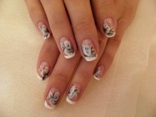 Черно-белые рисунки на ногтях, классический френч с цветочным дизайном