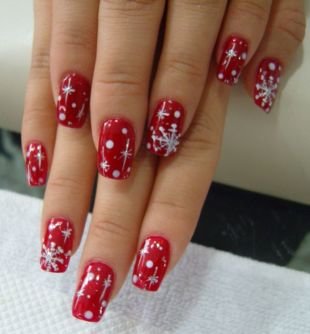 Рисунки на красных ногтях, красный маникюр со снежинками