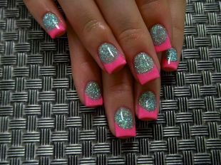 Рисунки на гелевых ногтях, яркий розовый френч с покрытием shellac